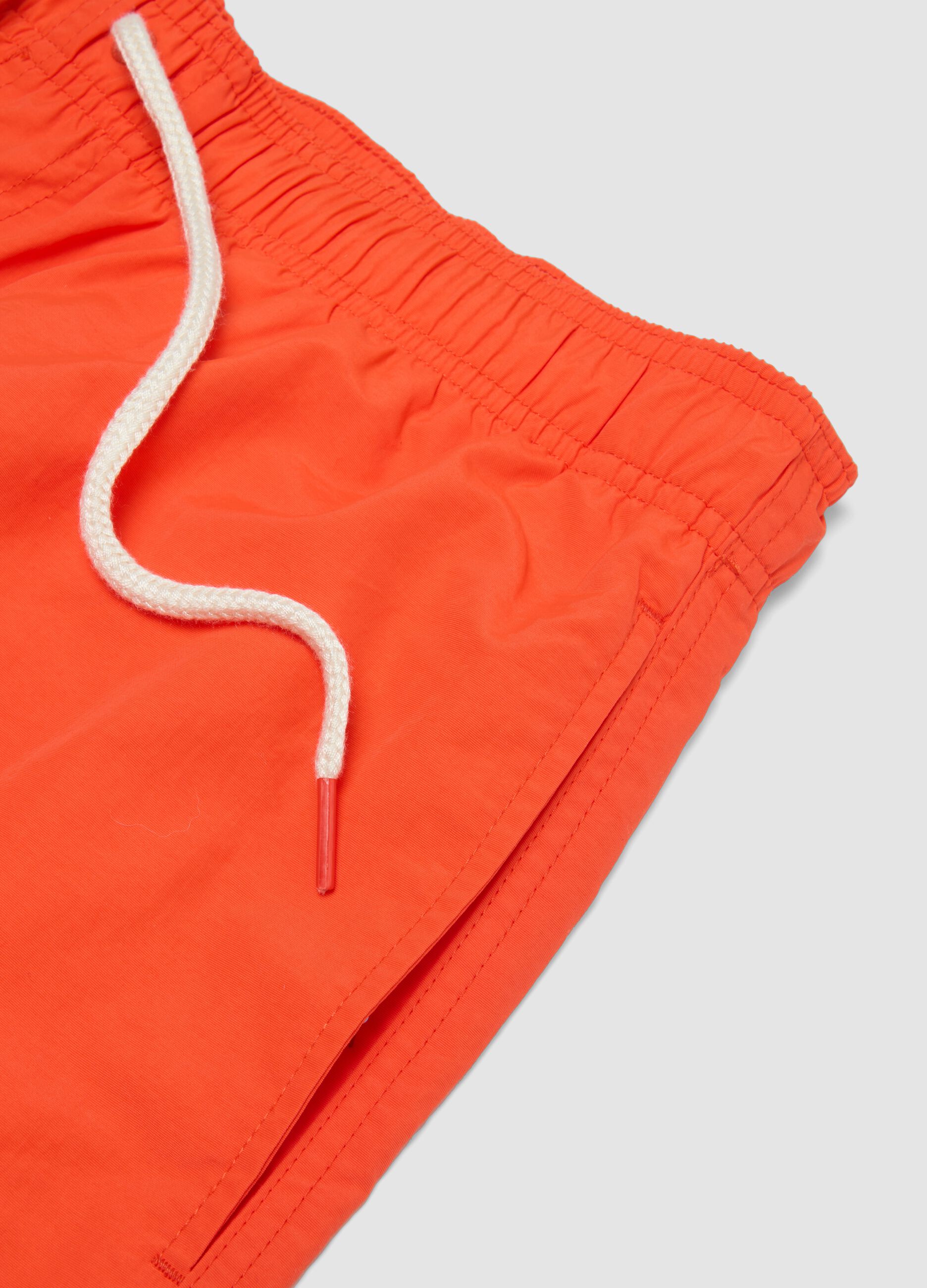 Orangefarbene Badeshorts mit elastischem Bund und Kordelzug