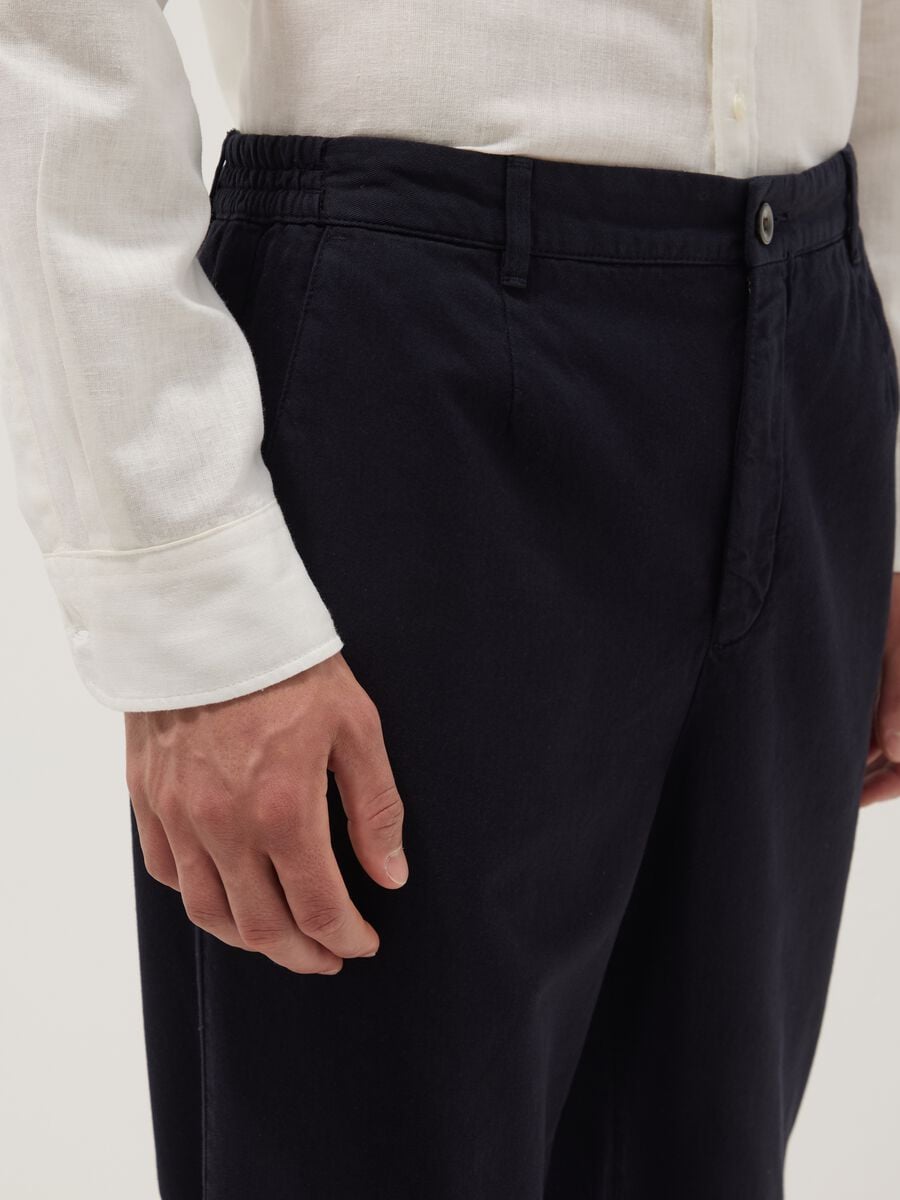 Black pure cotton carrot-fit chino trousers_3
