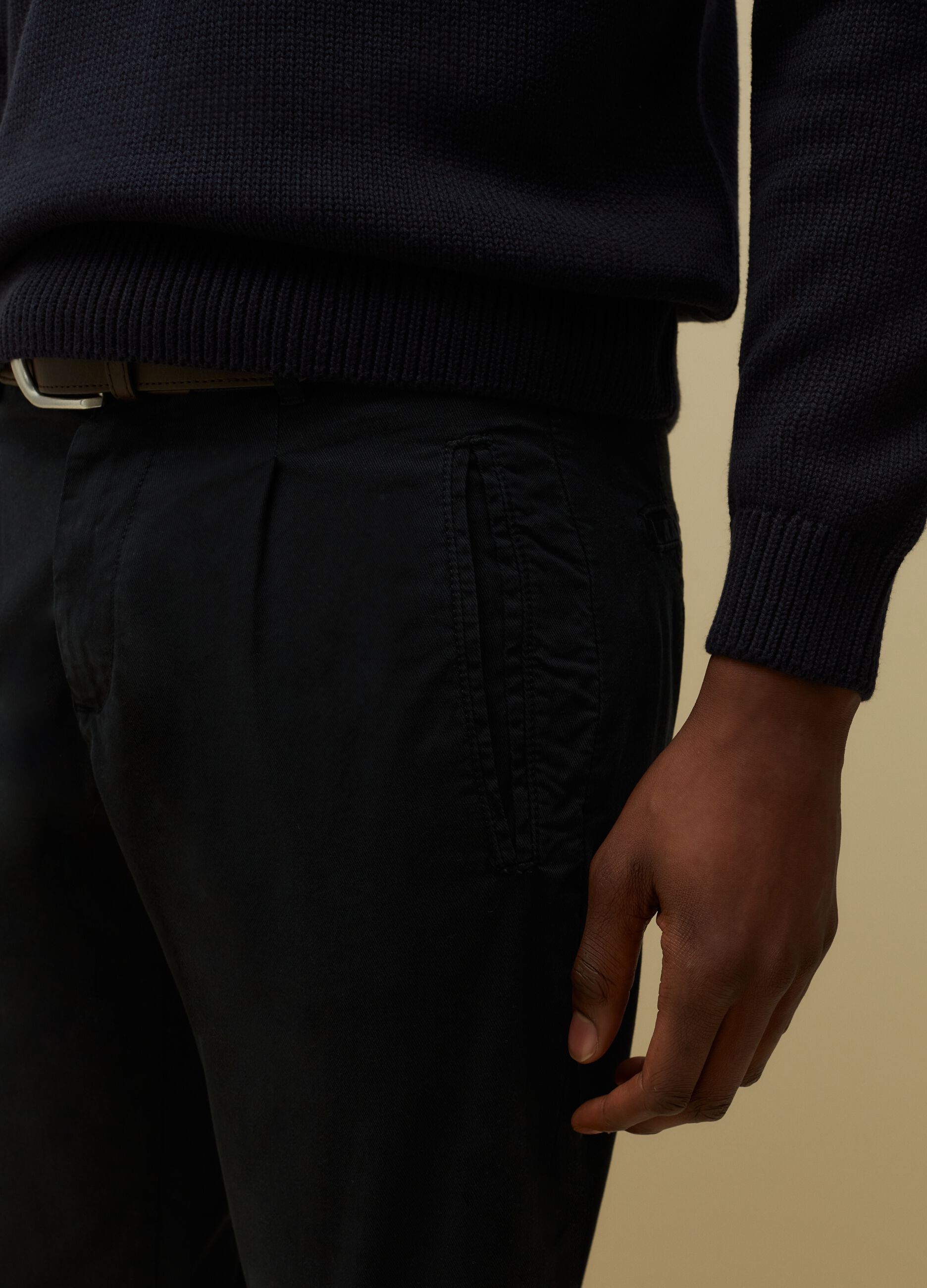 Pantaloni chino slim fit trama diagonale