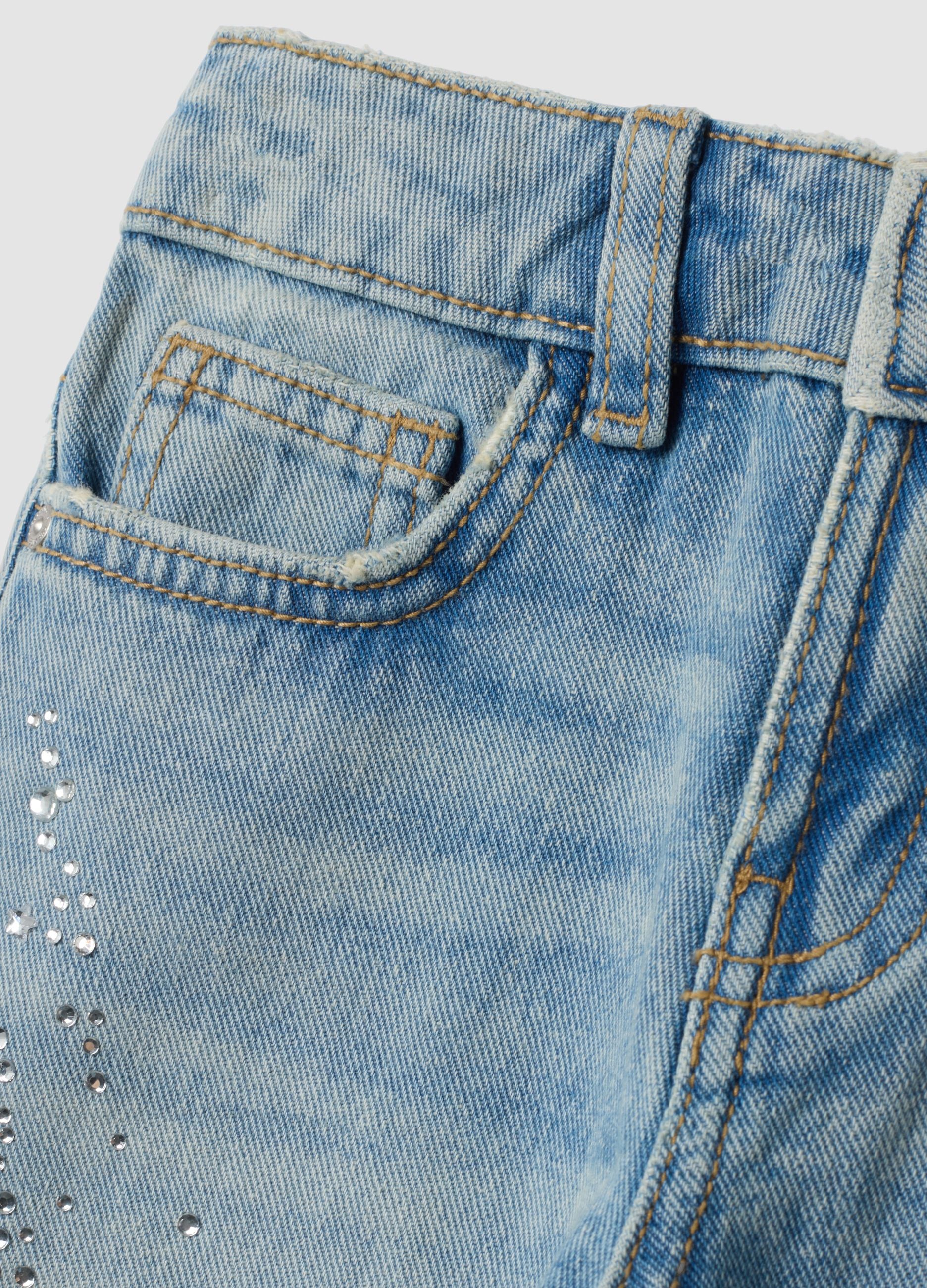 Jeans de ganga 100% algod&atilde;o straight fit com strass