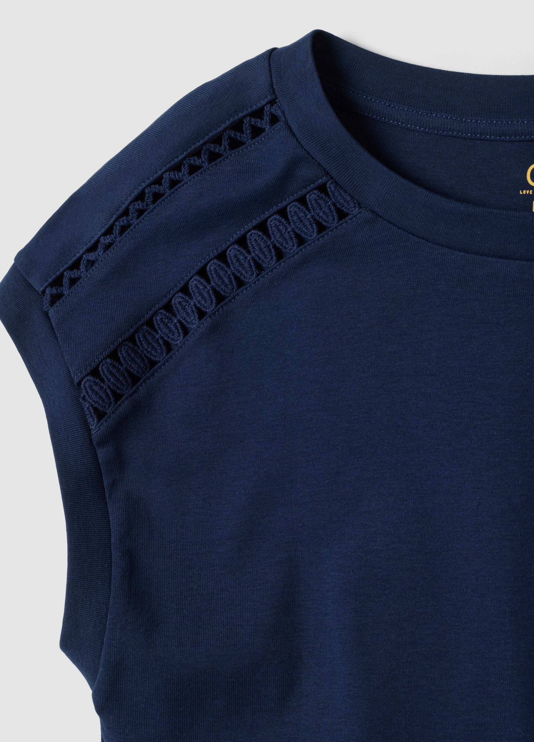 Blaues T-Shirt aus reiner Baumwolle mit Lochstickerei-Eins&auml;tzen