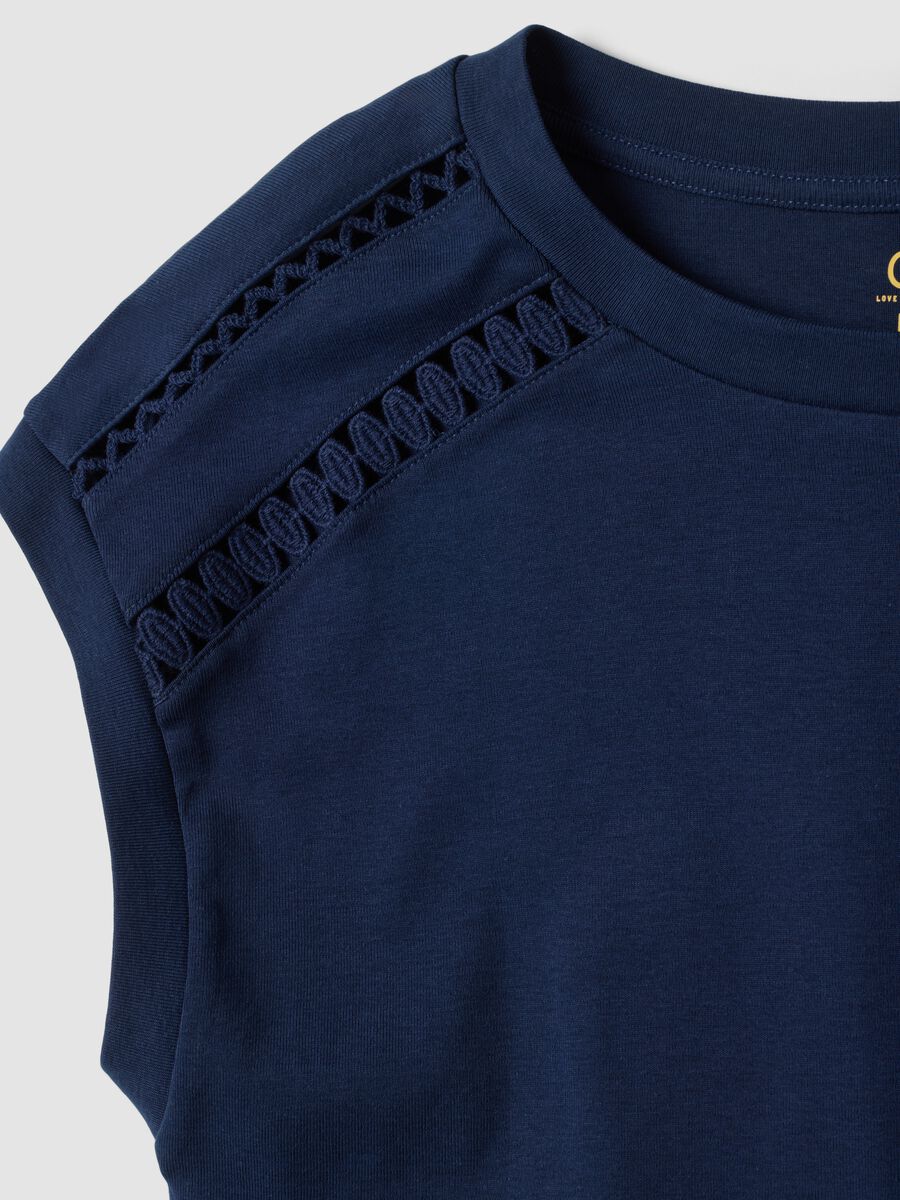 Camiseta azul de algod&oacute;n puro con inserciones caladas_5