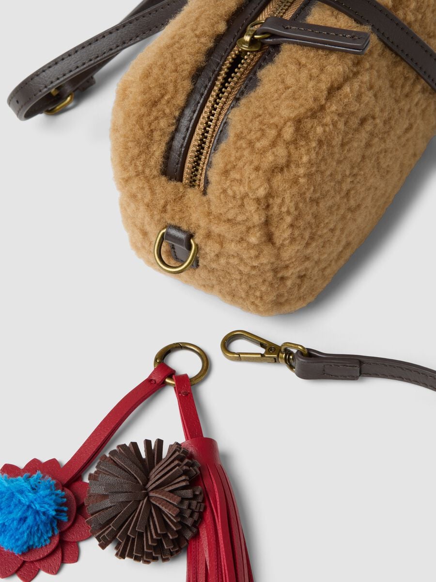 Borsa a tracolla beige effetto teddy con charm removibile_2