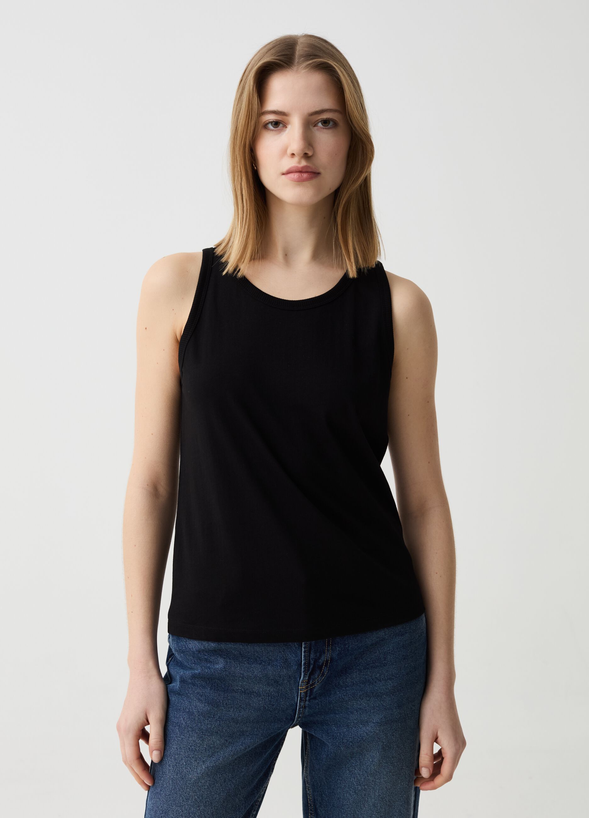 Essential cotton tank top with round neck