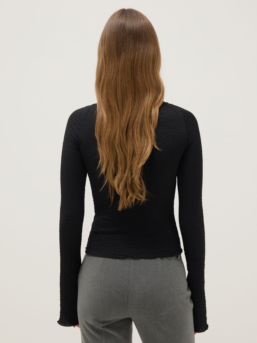 Schwarzes Langarmshirt mit regul&auml;rer Passform_2