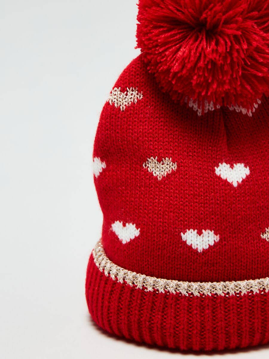 Hat with pompom and hearts design_2