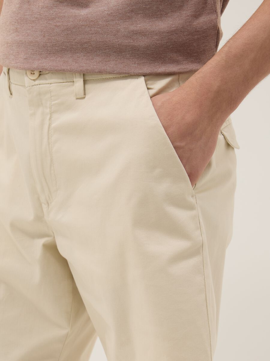 Beige stretch cotton chino shorts_3