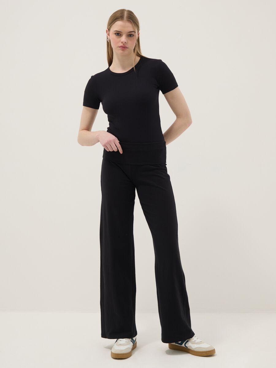 Schwarzes Slim-Fit-Oberteil aus elastischer Baumwolle_2