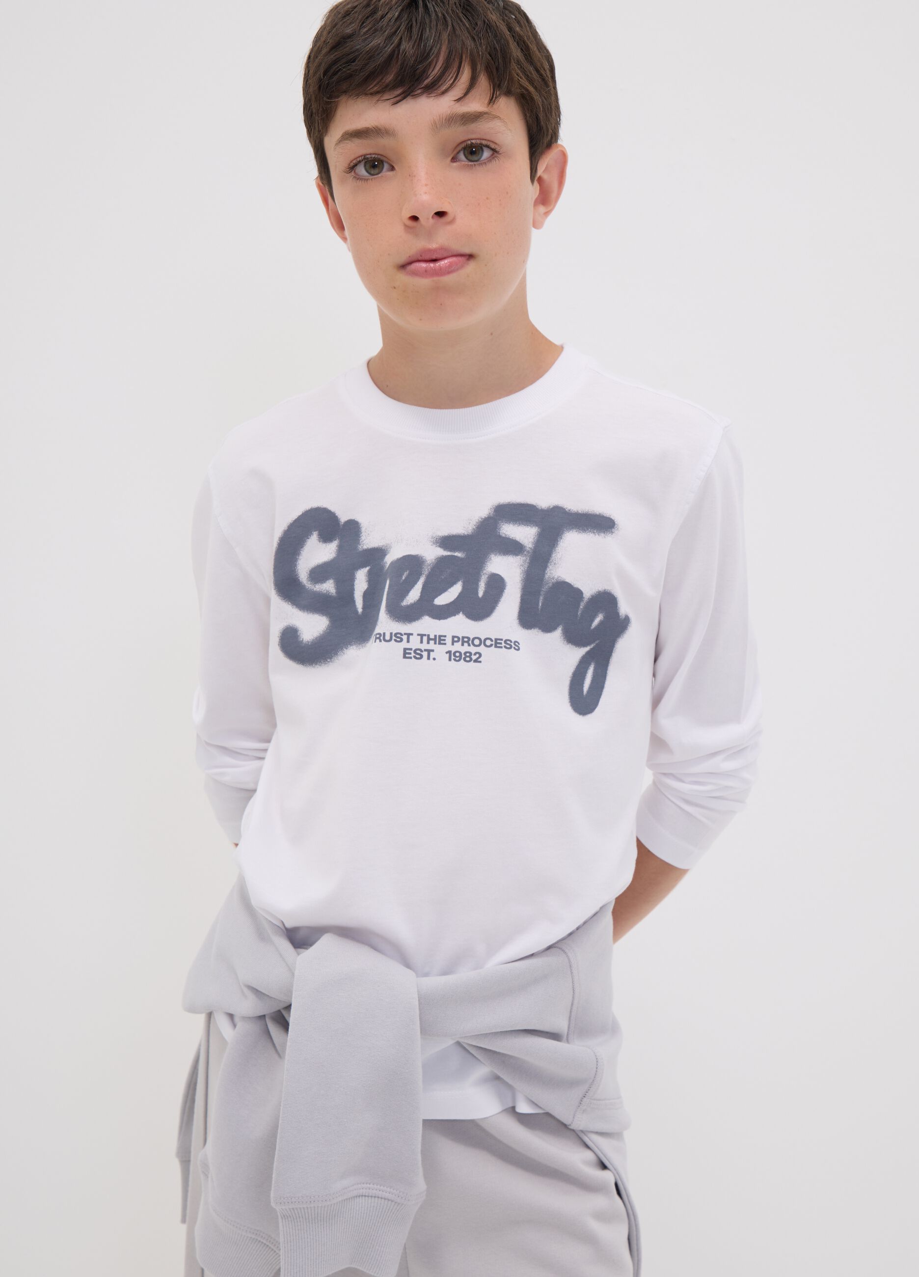 T-shirt branca em algod&atilde;o org&acirc;nico puro com estampado &ldquo;Street Tag&rdquo; para rapaz