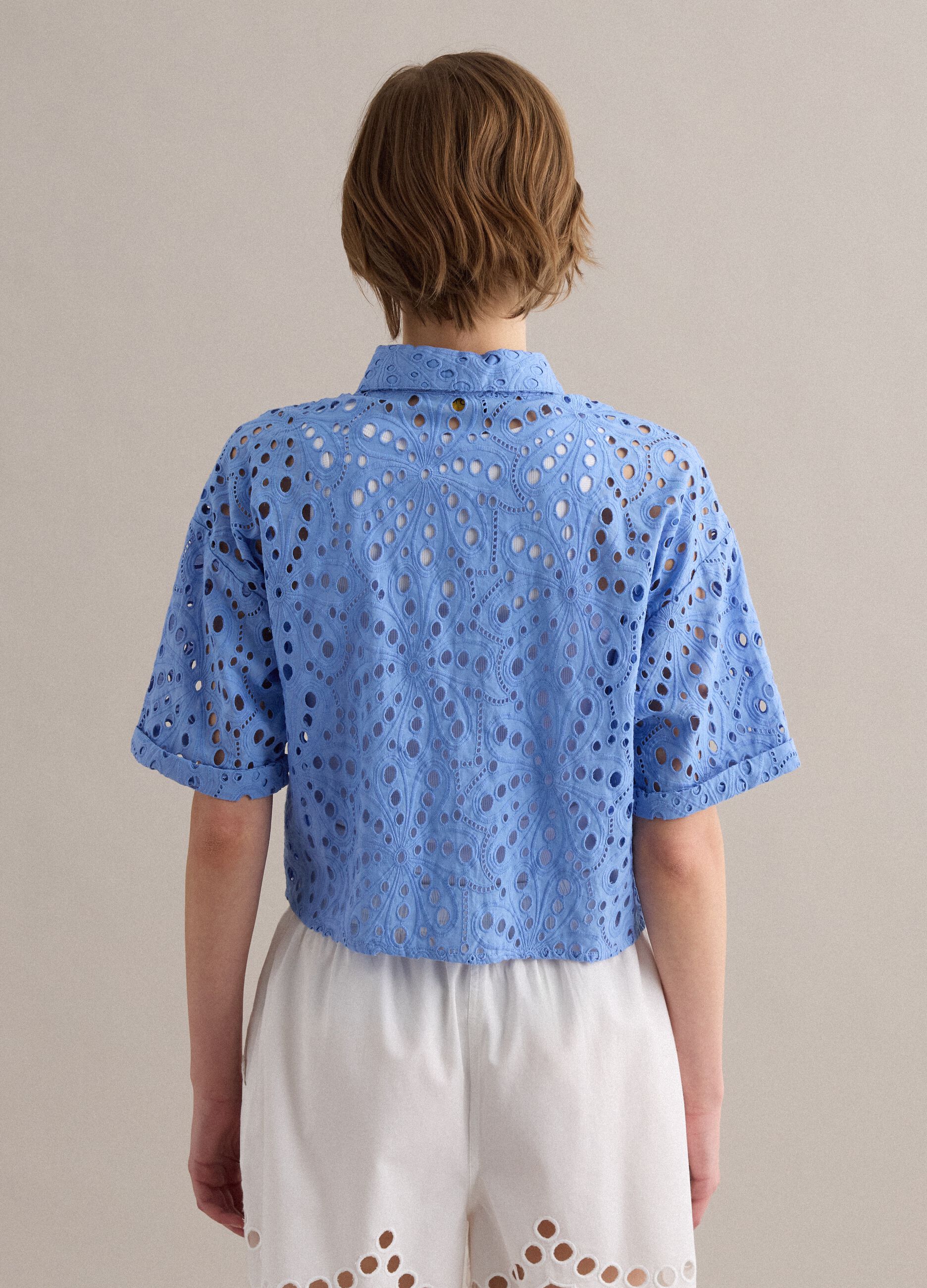 Camisa azul cielo de puro algod&oacute;n con bordado ingl&eacute;s