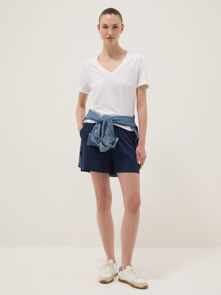 Wei&szlig;es T-Shirt aus reiner Baumwolle im Relaxed Fit mit V-Ausschnitt_2