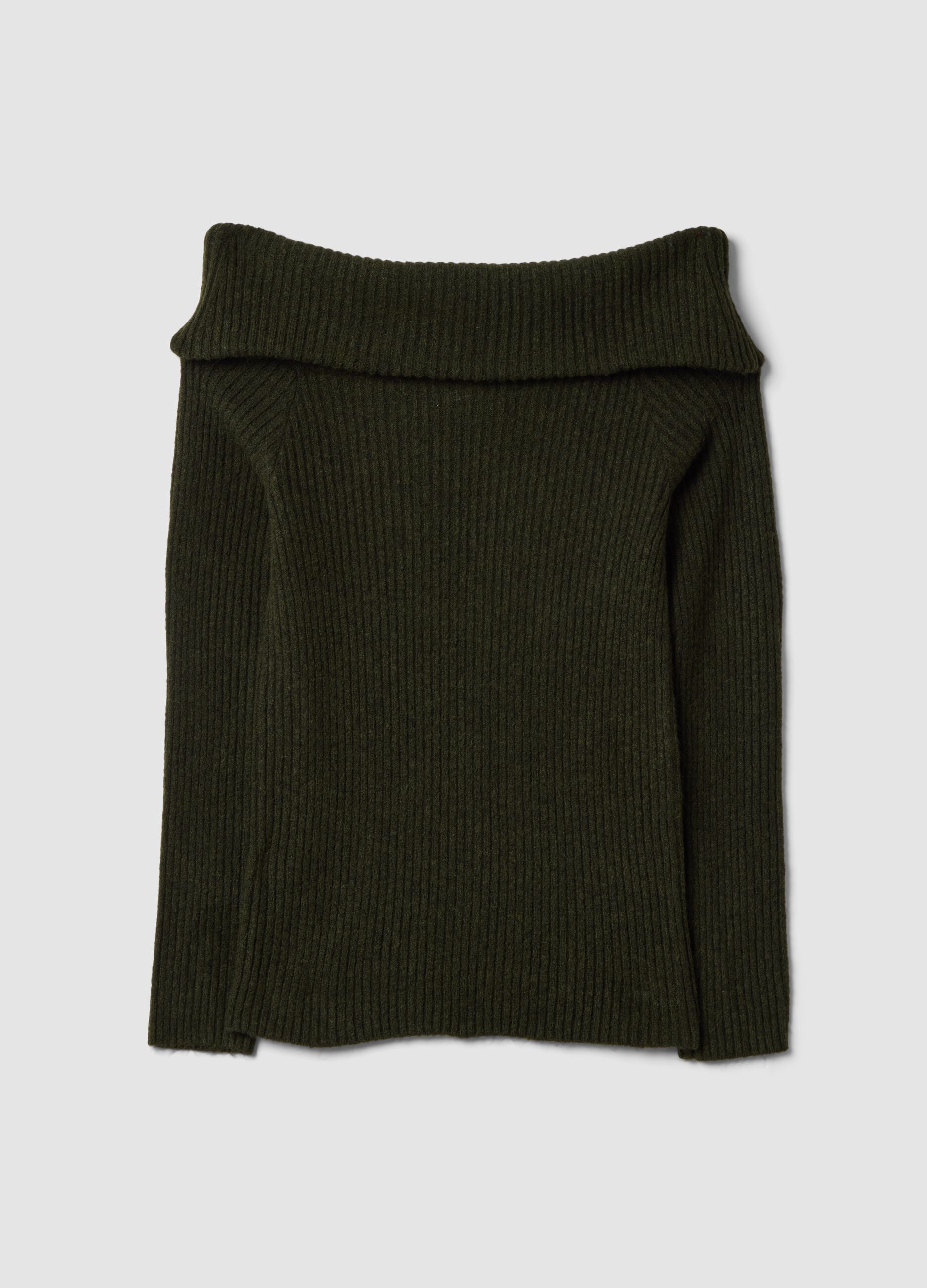 Maglia verde in lana elasticizzata con scollo a barchetta fitted