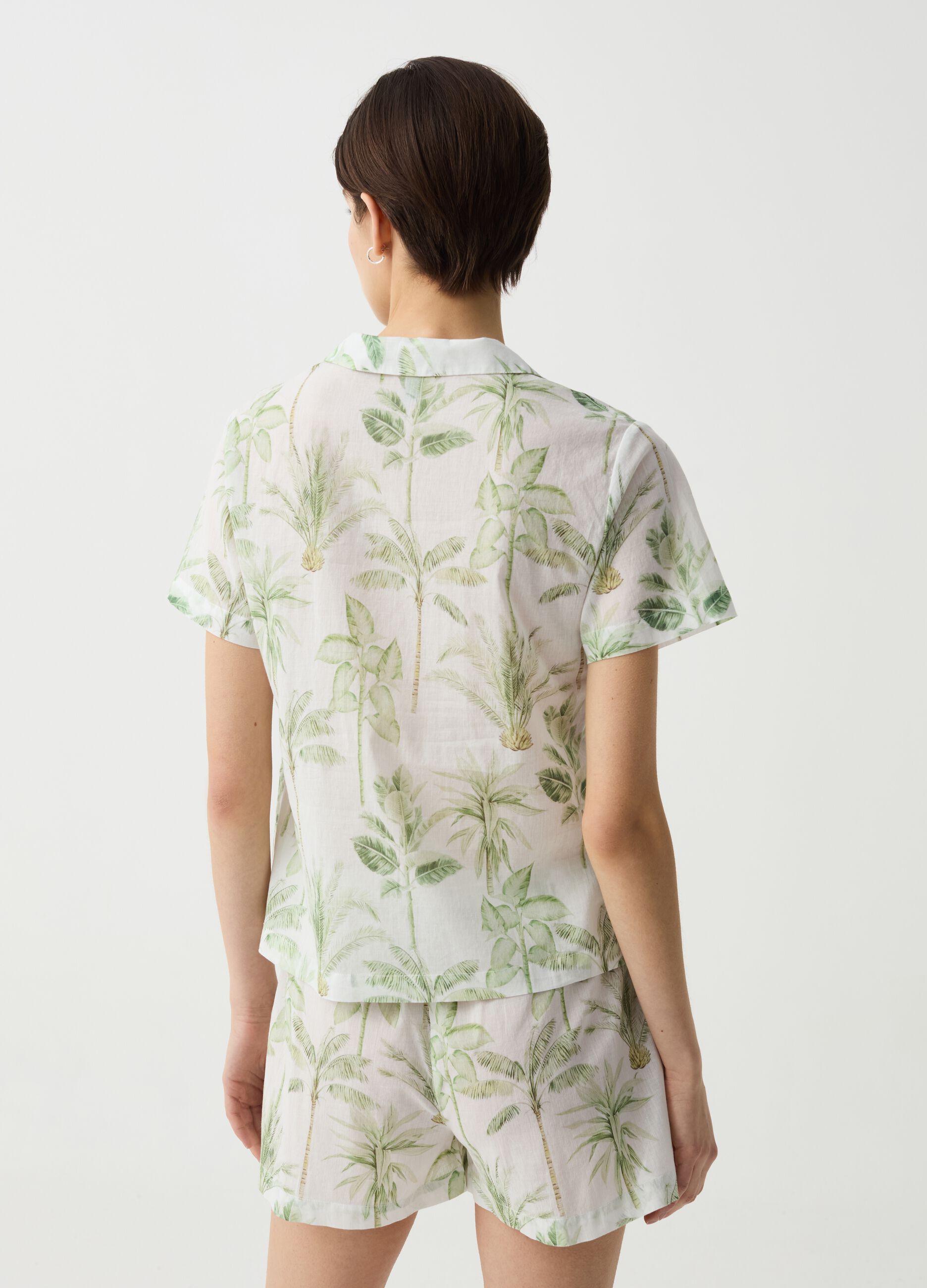 Pijama de tela con estampado palmeras tropicales