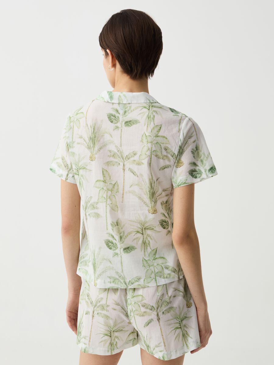 Pijama de tela con estampado palmeras tropicales_2