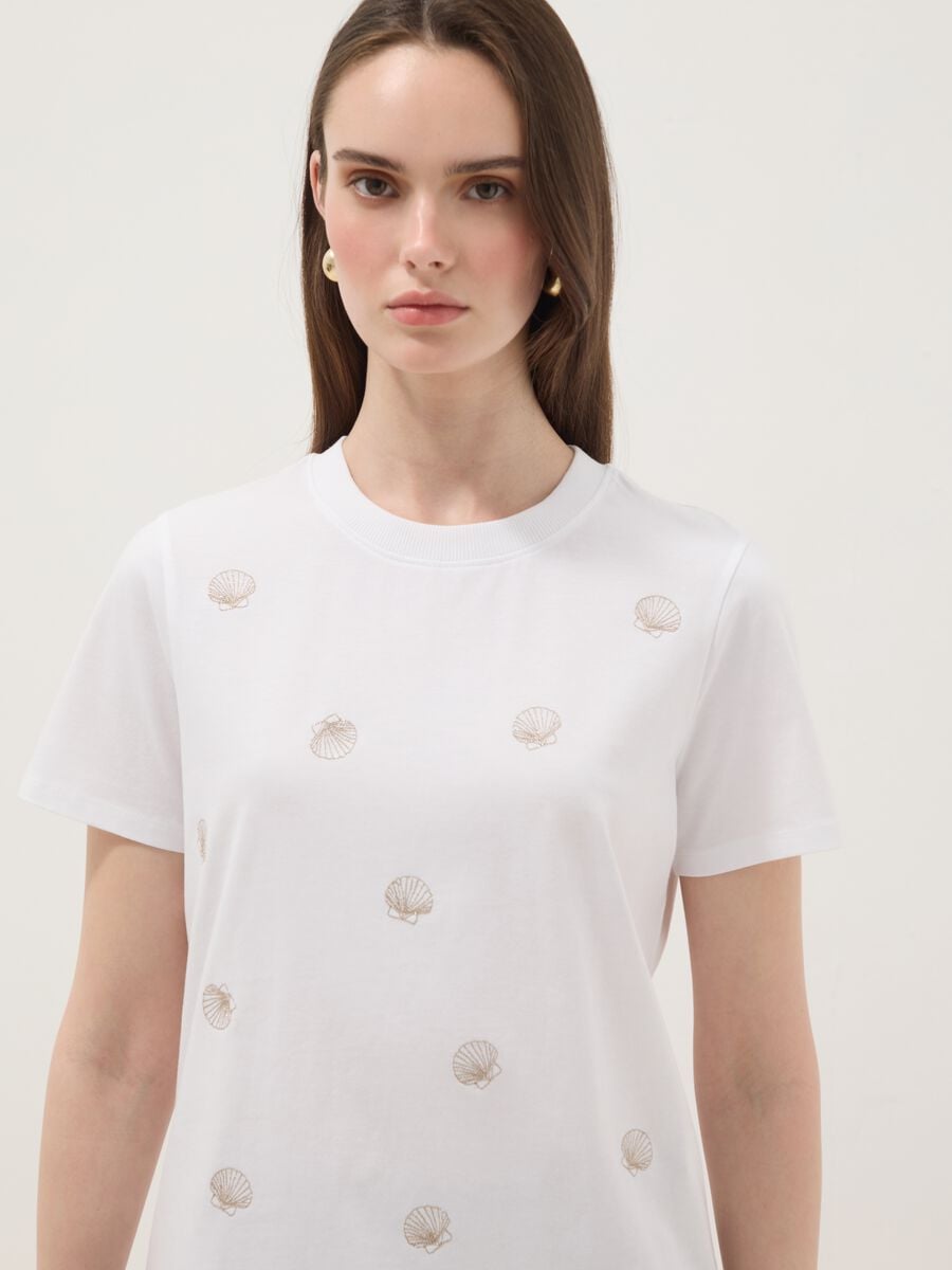 Camiseta blanca de algod&oacute;n puro con estampado de conchas_1