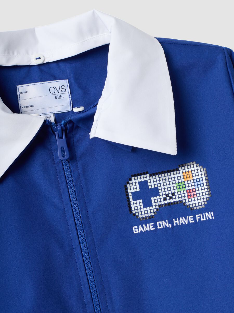 Blue kids&rsquo; school smock with gaming print and white collar_2