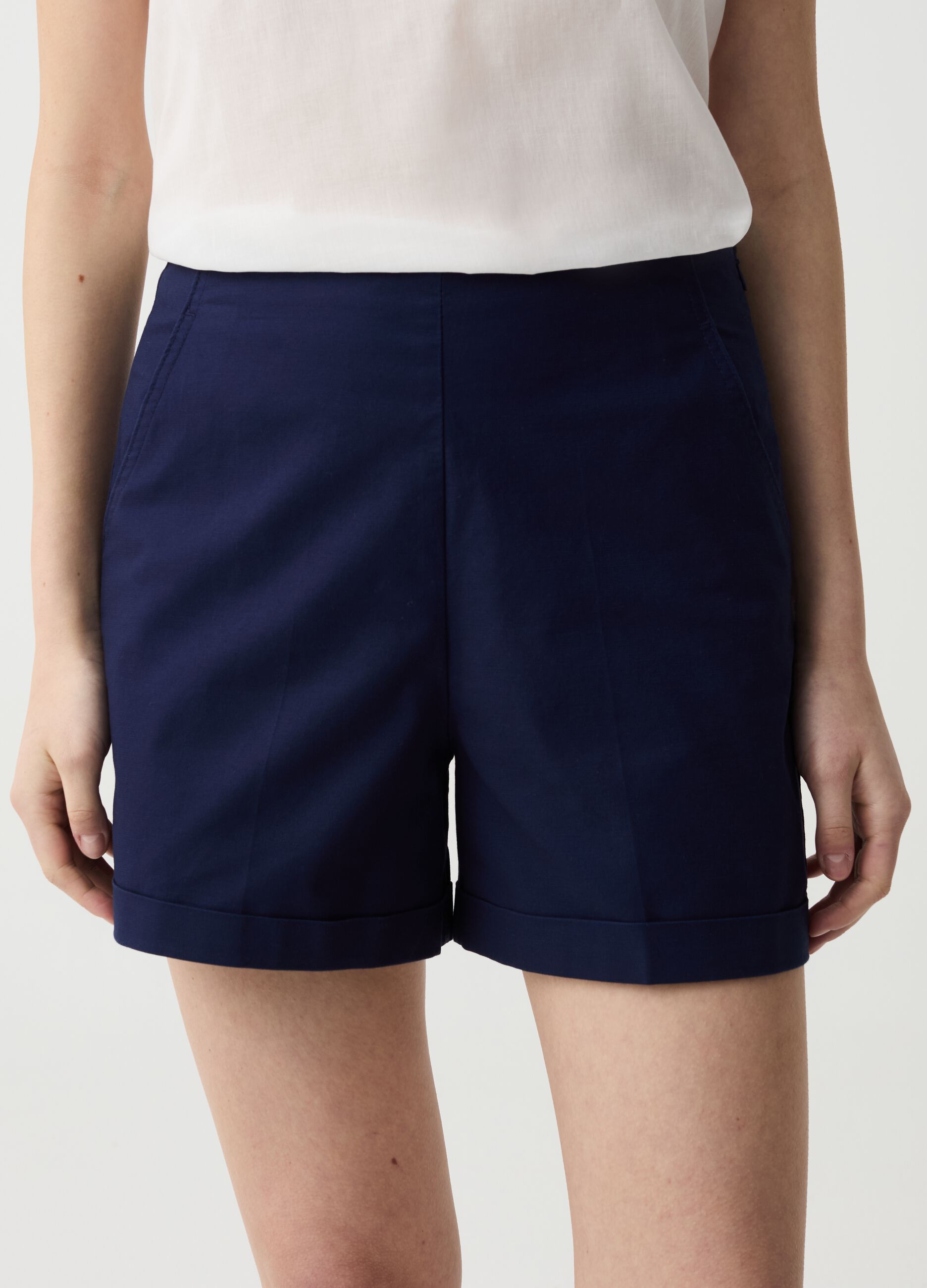 Shorts de algodón elástico con bajos vueltos