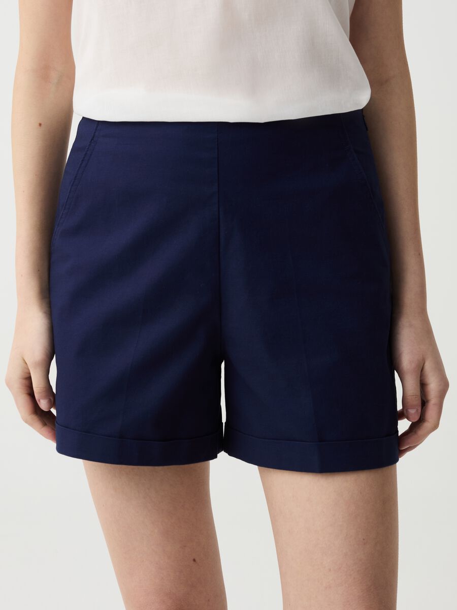Shorts de algodón elástico con bajos vueltos_2