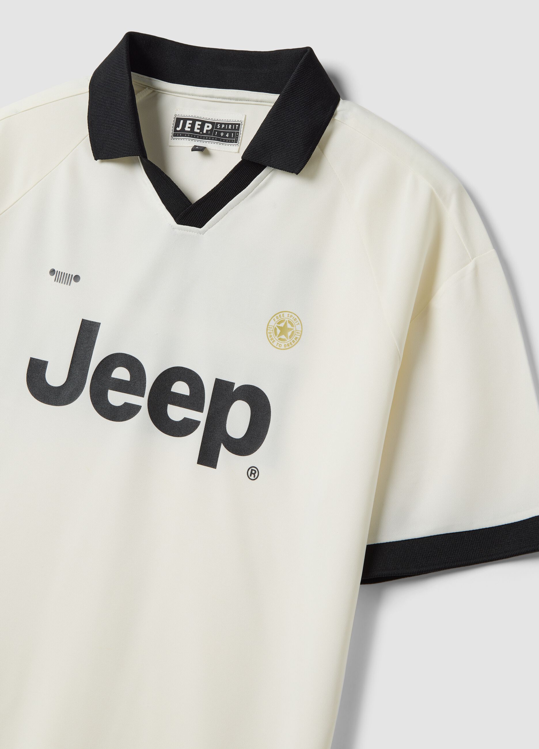 T-shirt branca regular fit com gola contrastante e log&oacute;tipo Jeep