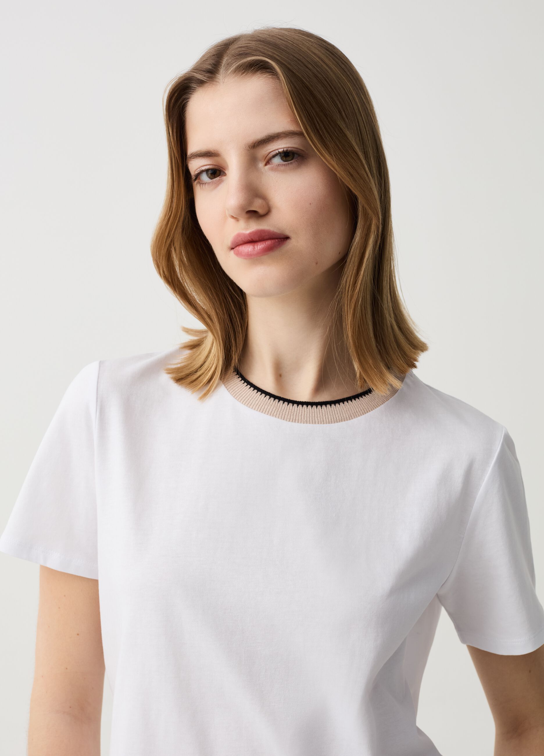 T-shirt with round neck with striped edging