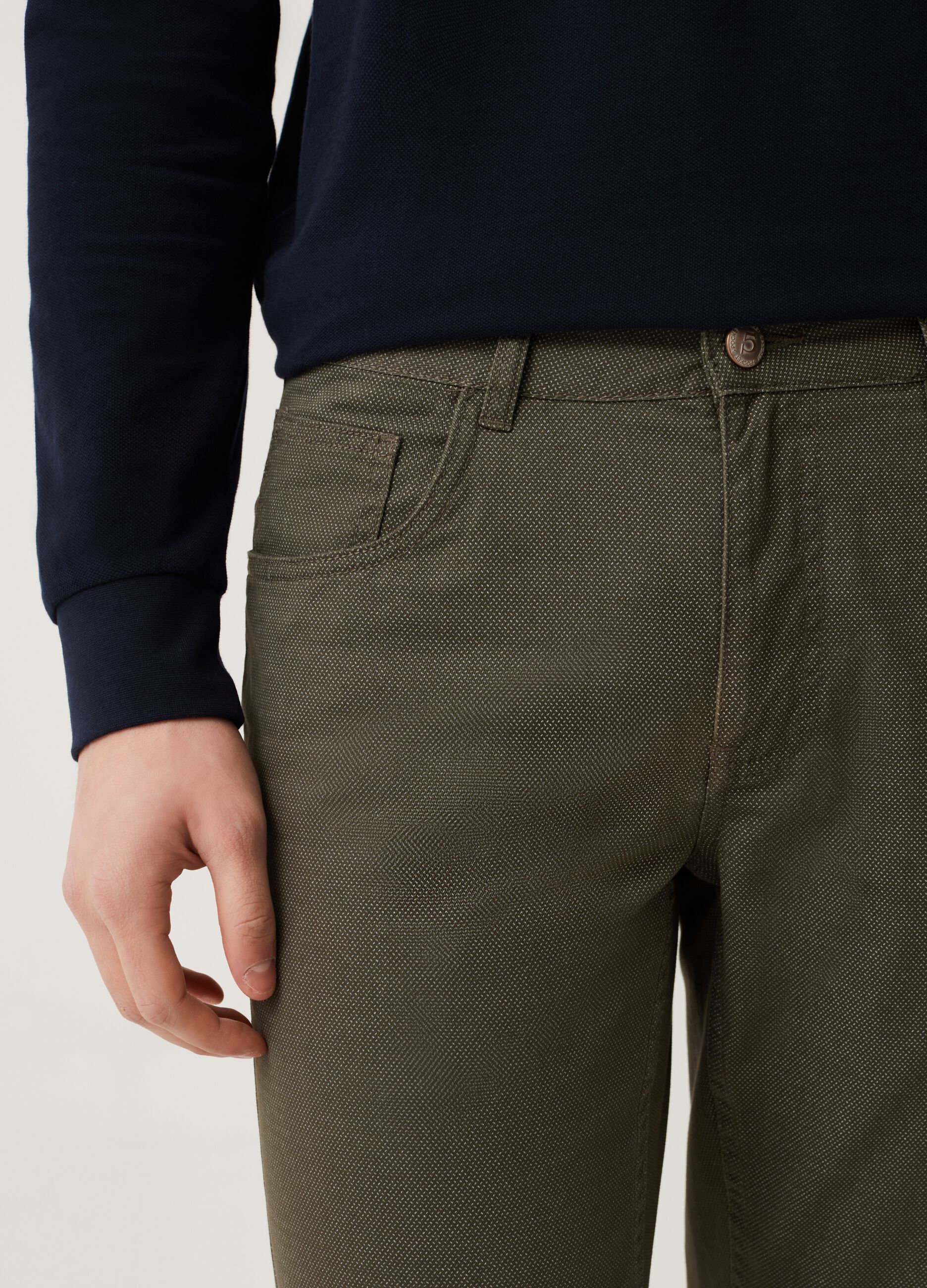 Pantaloni cinque tasche con micro fantasia