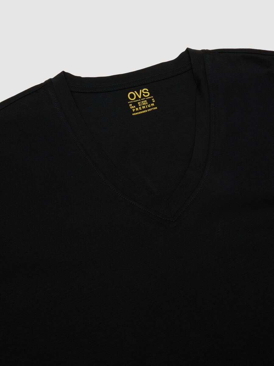 T-shirt preta em algod&atilde;o puro mercerizado com decote em V profundo_1