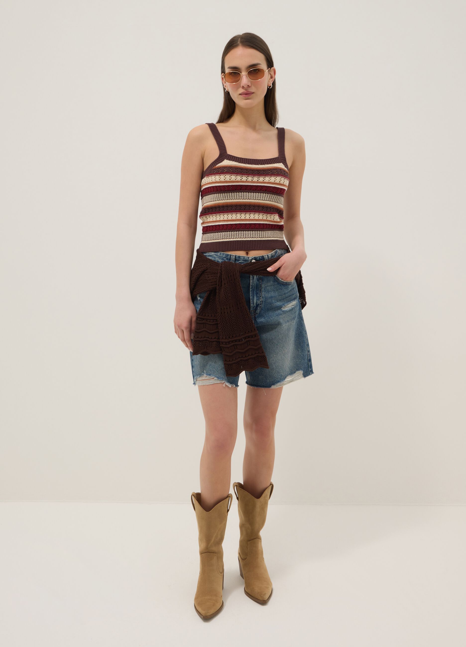 Eng anliegende Weste aus reiner Baumwolle mit mehrfarbigen Streifen und schmalen Tr&auml;gern