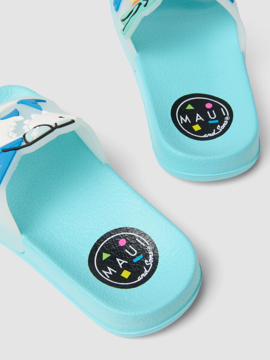 Blaue Kindersandalen mit Sommerdekorationen_1