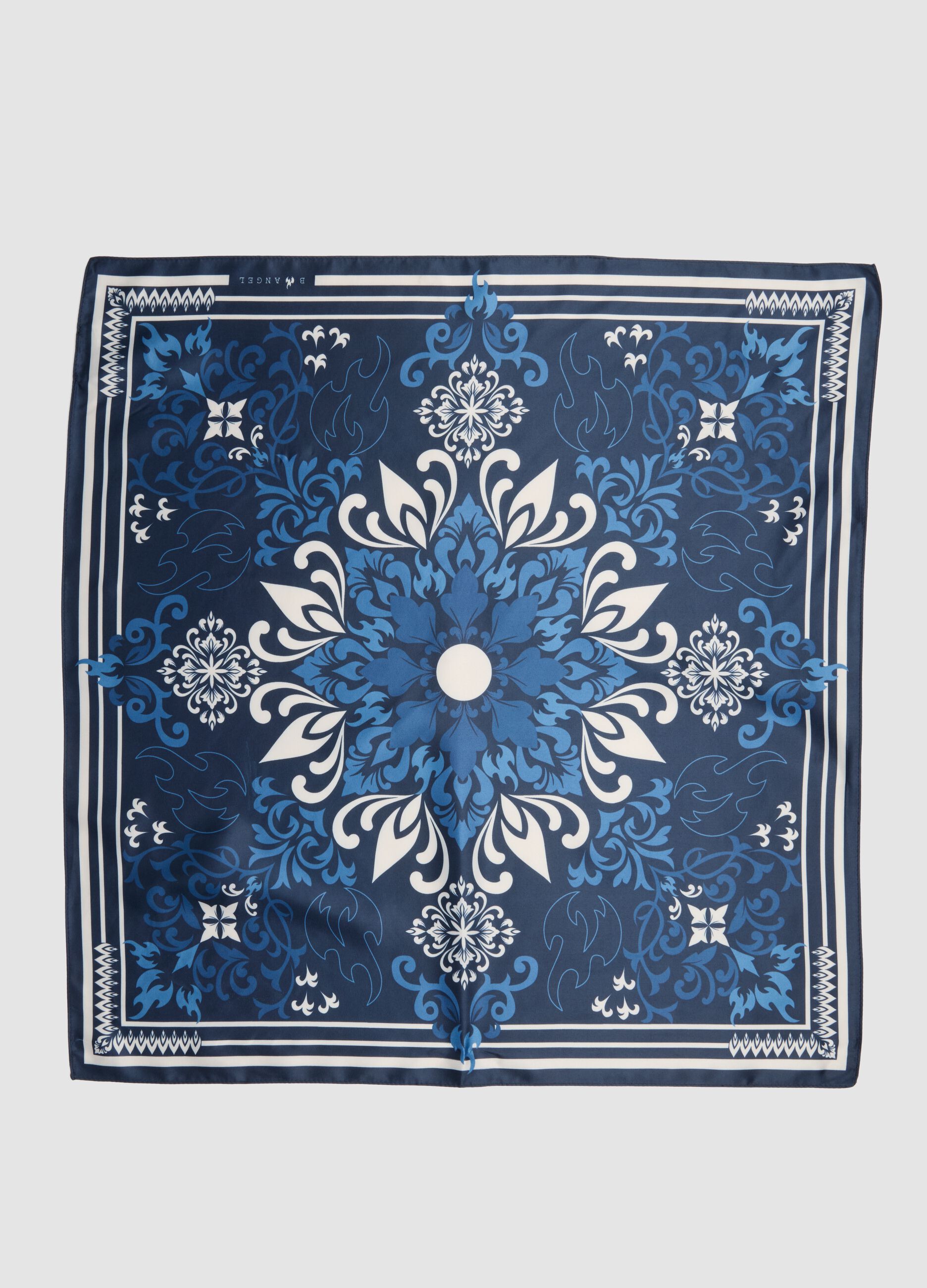 Len&ccedil;o azul com estampado ornamental