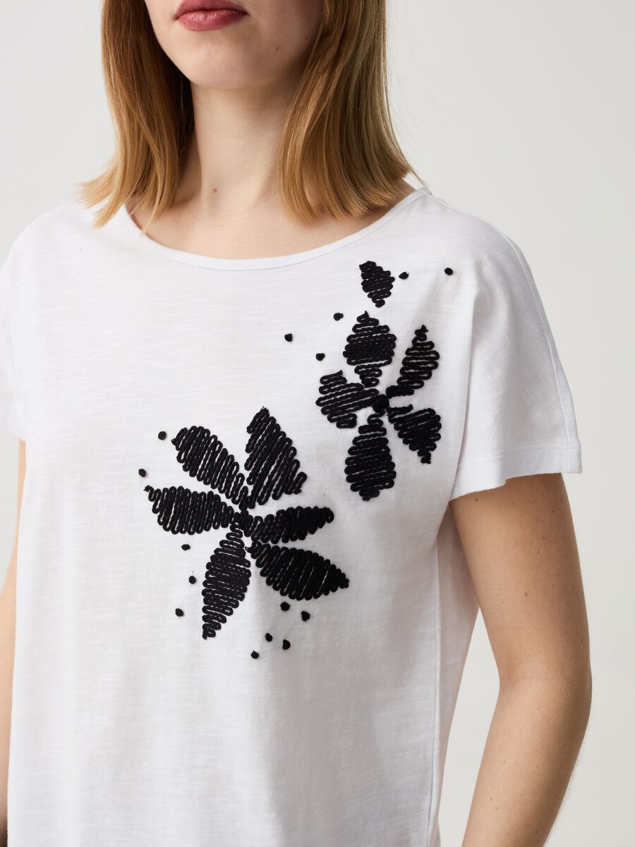 Camiseta de algodón con bordado flores_2