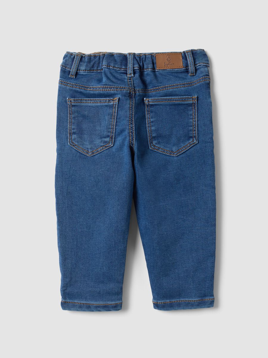 Blue stretch cotton jeans with varsity-style appliqu&eacute;s for baby boy_1