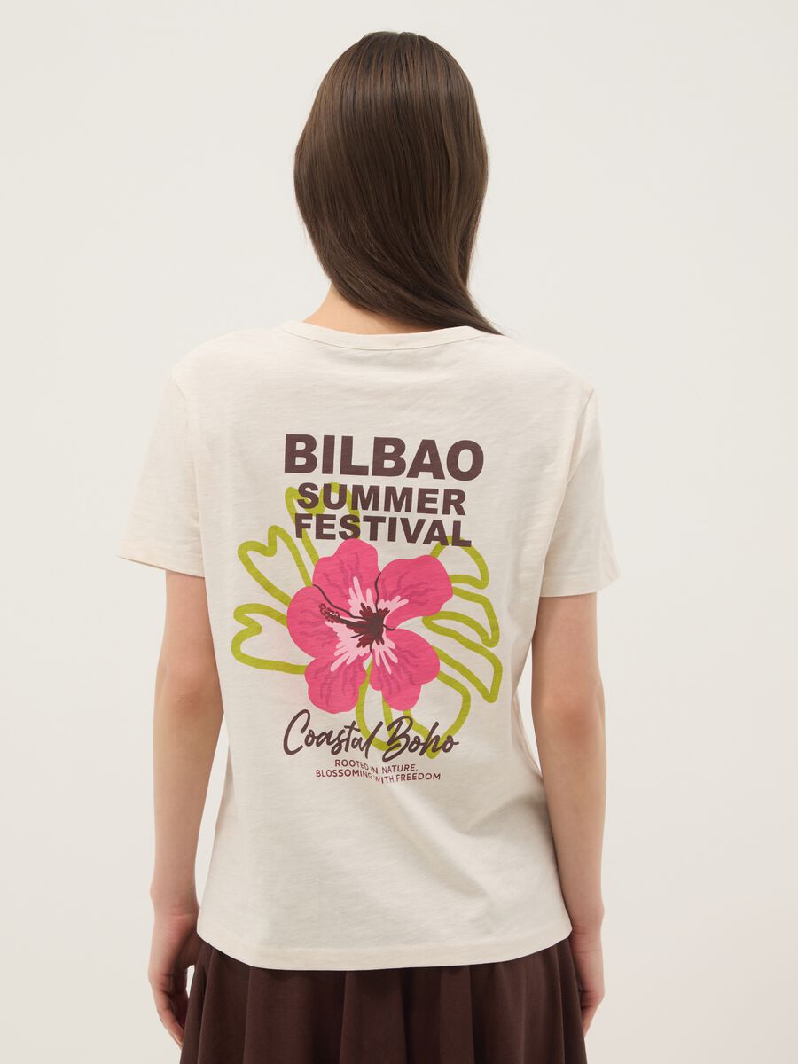 Beiges T-Shirt aus reiner Baumwolle im Relaxed Fit mit Blumenprint_3