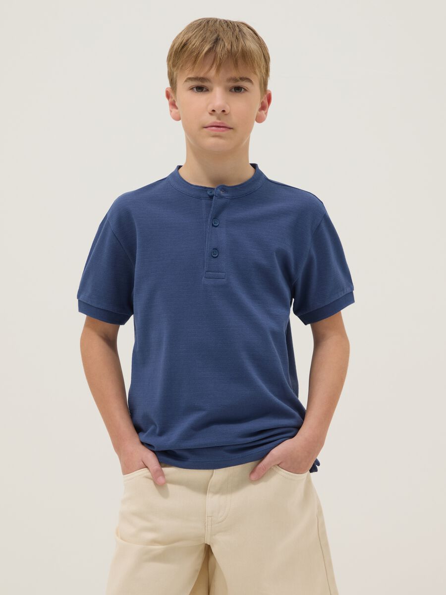 Blaues Jungen-Poloshirt aus reiner Baumwolle im Regular Fit mit Stehkragen_0