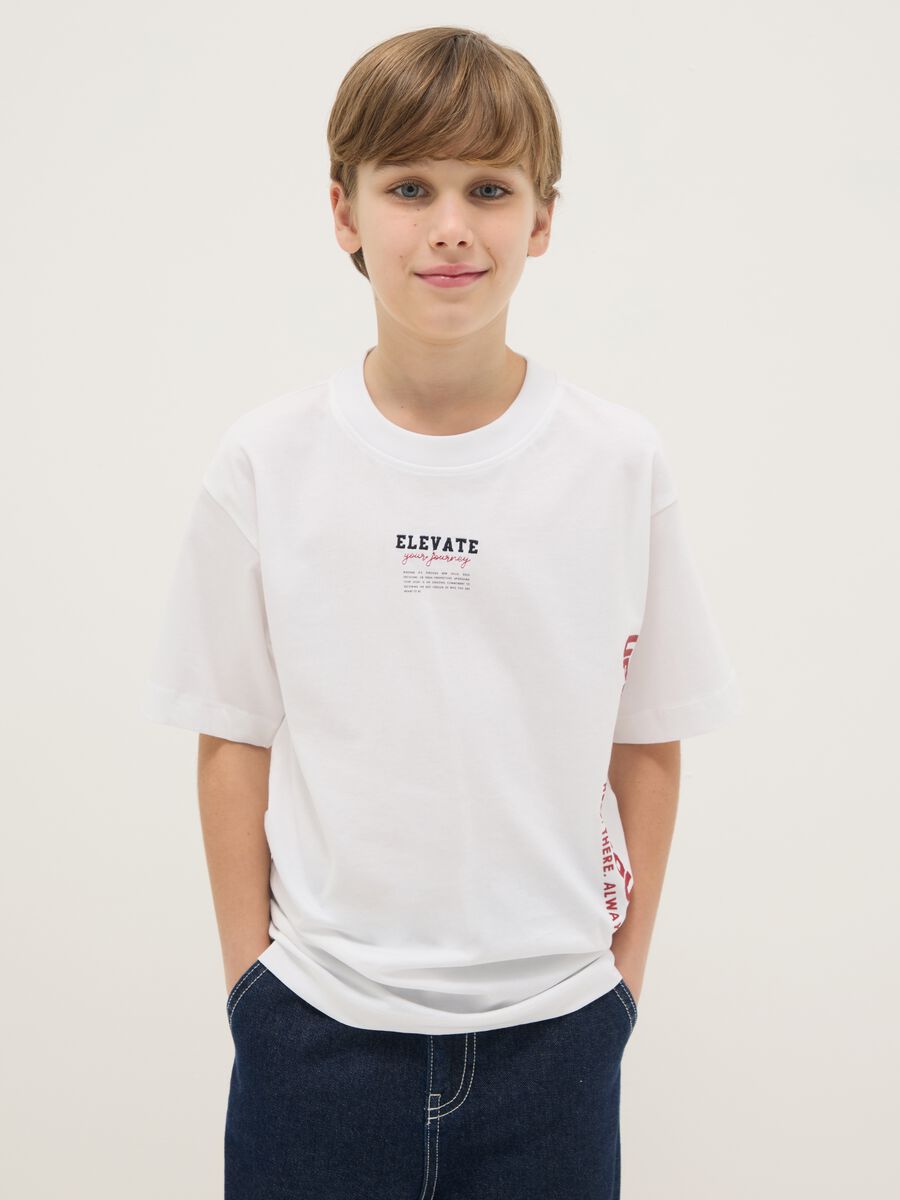 &Lambda;&epsilon;&upsilon;&kappa;ό &mu;&pi;&lambda;&omicron;&upsilon;&zeta;ά&kappa;&iota; &alpha;&gamma;&omicron;&rho;&iota;ώ&nu; &alpha;&pi;ό &kappa;&alpha;&theta;&alpha;&rho;ό &beta;&alpha;&mu;&beta;ά&kappa;&iota; &chi;&alpha;&lambda;&alpha;&rho;ή &epsilon;&phi;&alpha;&rho;&mu;&omicron;&gamma;ή &mu;&epsilon; &epsilon;&kappa;&tau;ύ&pi;&omega;&sigma;&eta;_0