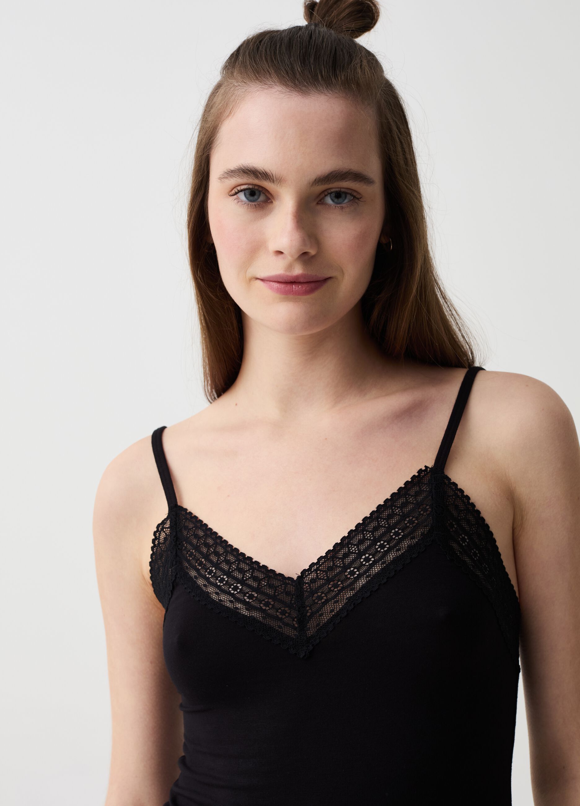 V-neck vest in viscose with lace