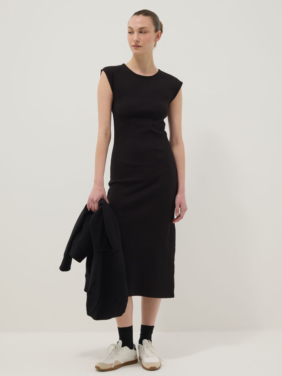 Schwarzes &auml;rmelloses, figurbetontes Kleid aus elastischer Baumwolle_1
