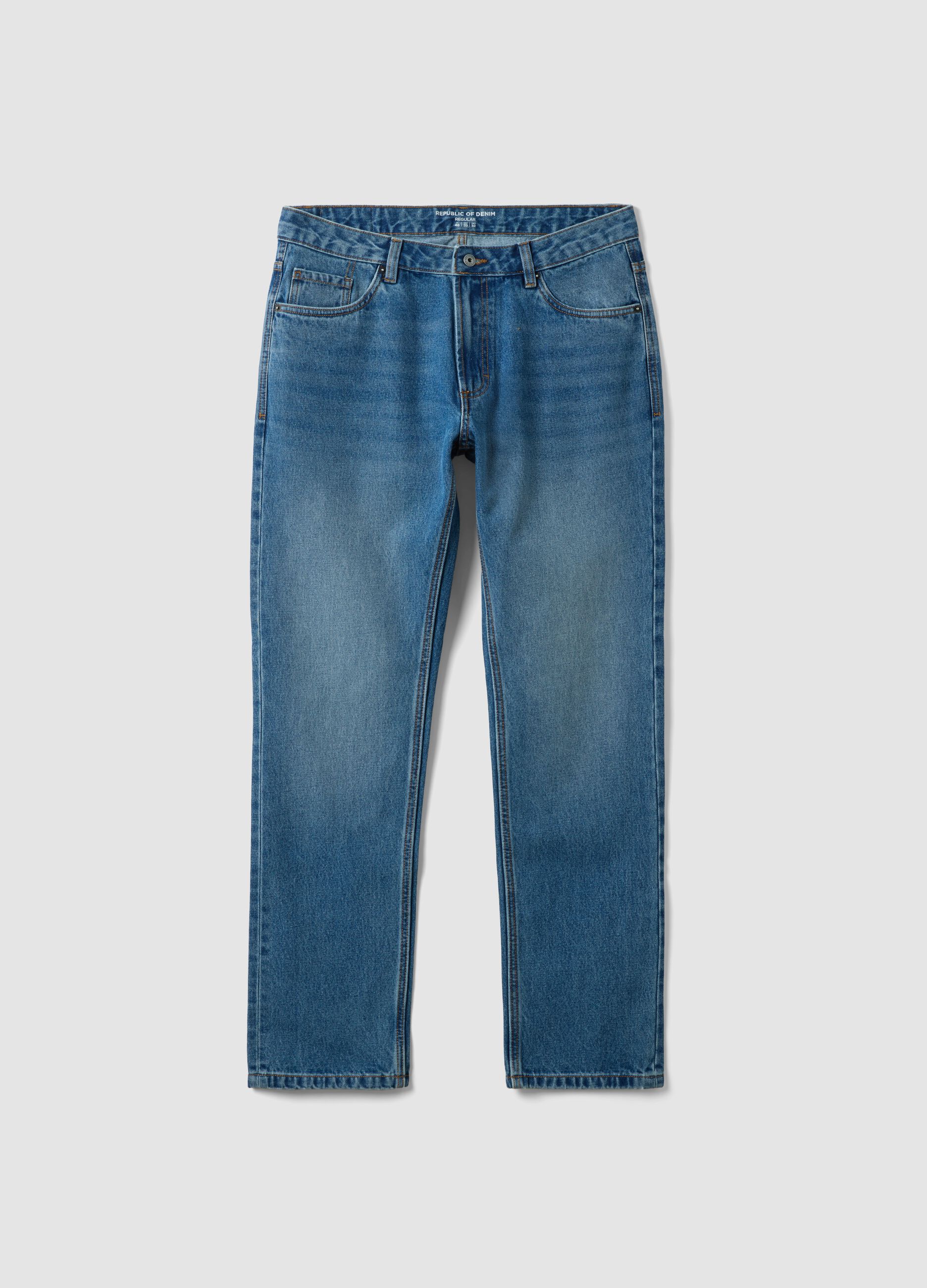 Jeans azuis em ganga de algod&atilde;o puro, corte regular