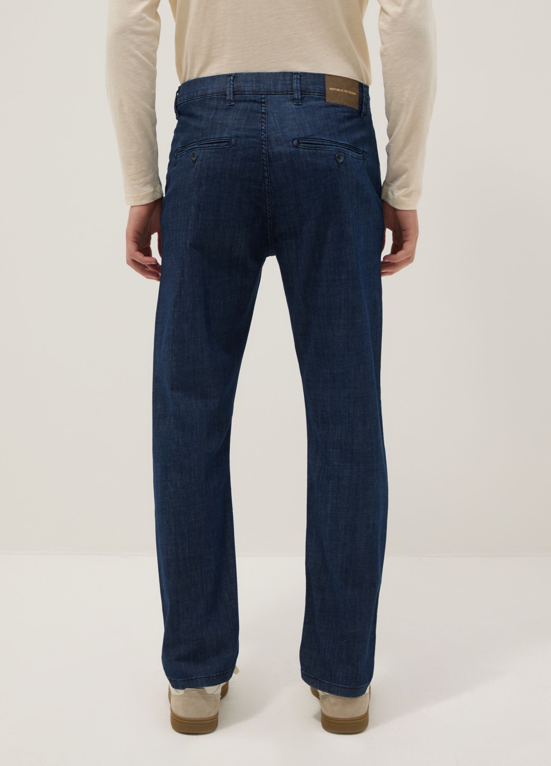 Cal&ccedil;as chino em denim azul de algod&atilde;o el&aacute;stico, corte comfort