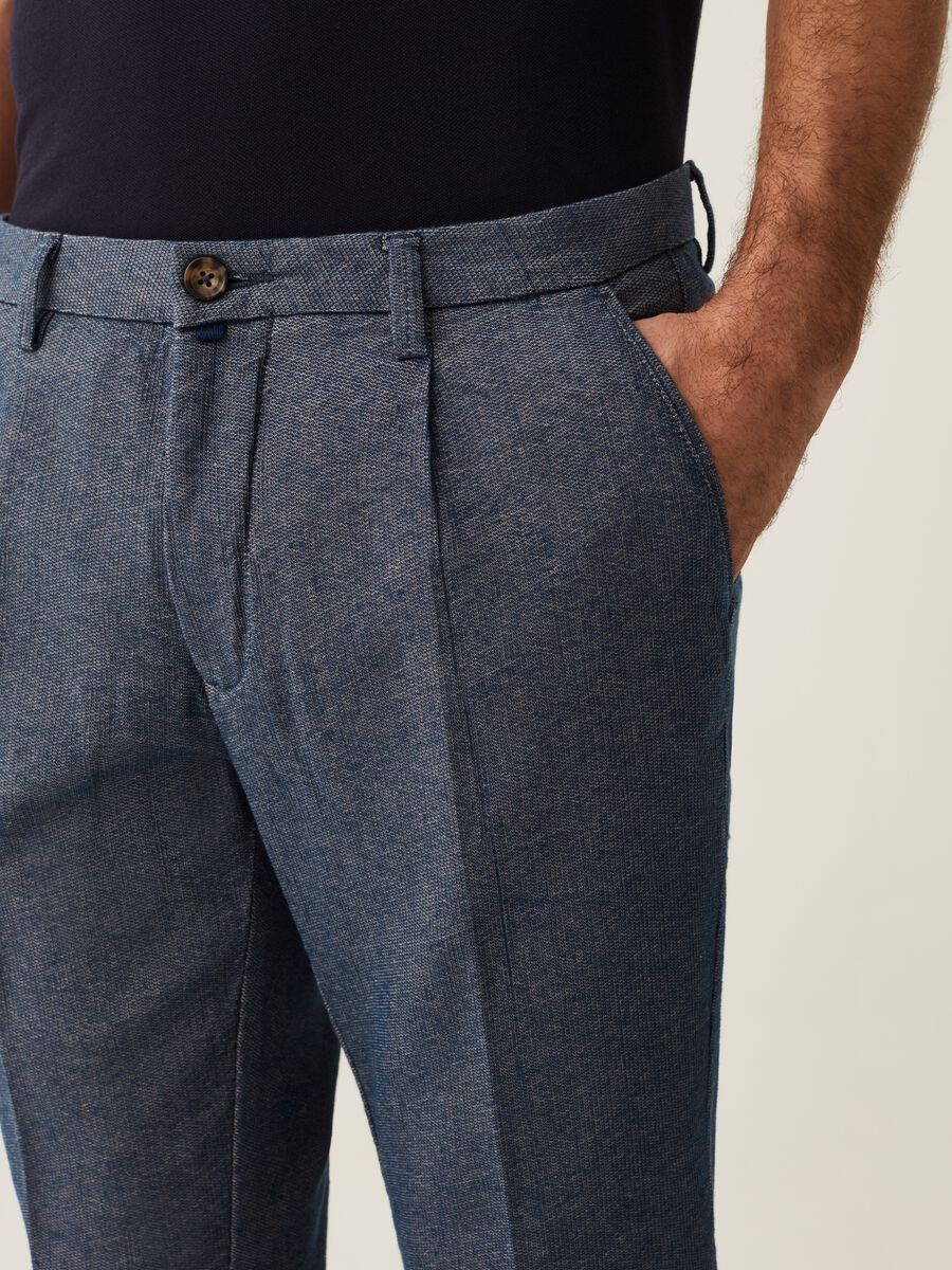 Chinos with inverted pleats and micro weave_3