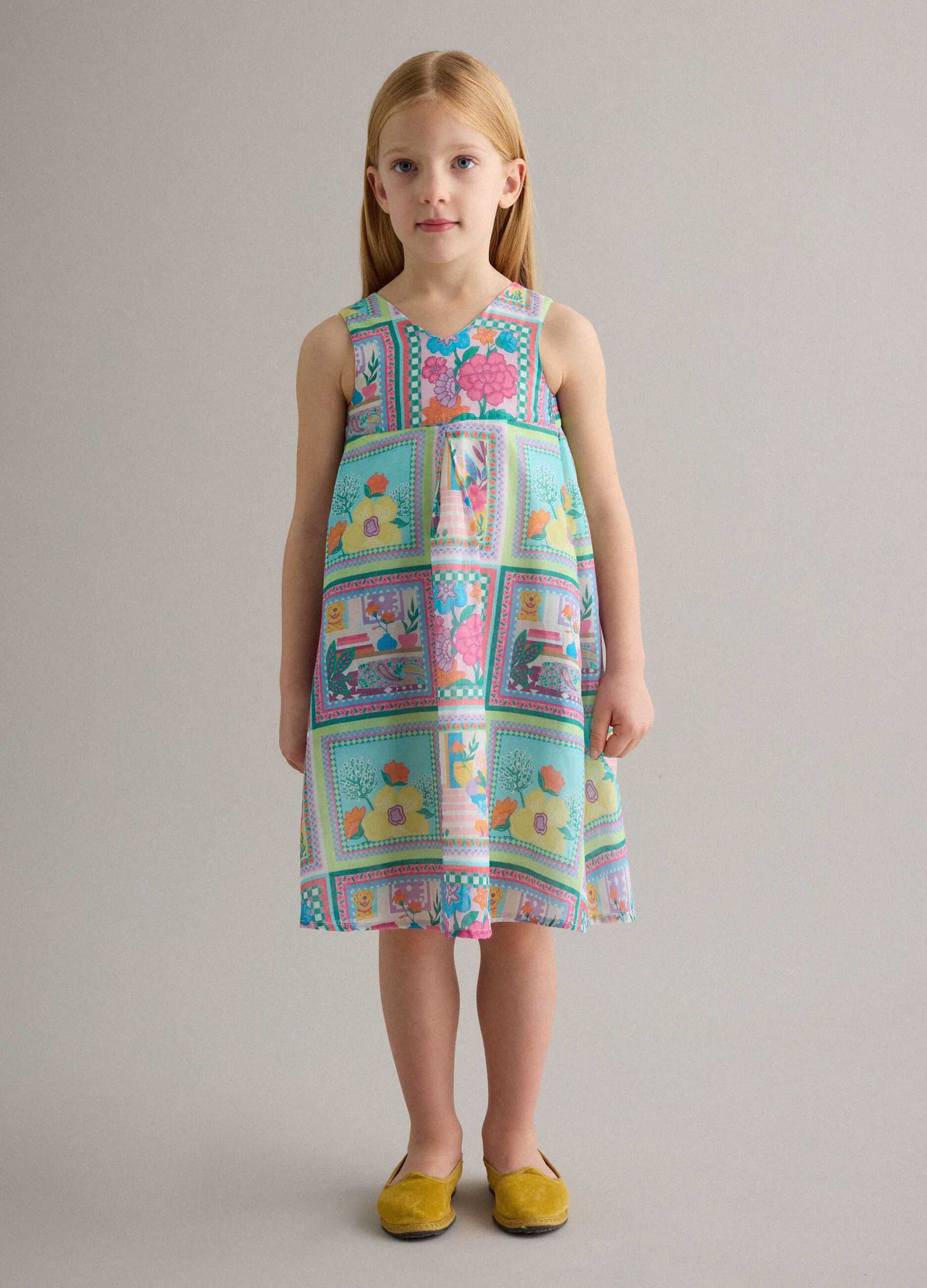 &Auml;rmelloses Kleid aus mehrfarbigem reiner Baumwolle f&uuml;r M&auml;dchen mit Blumen