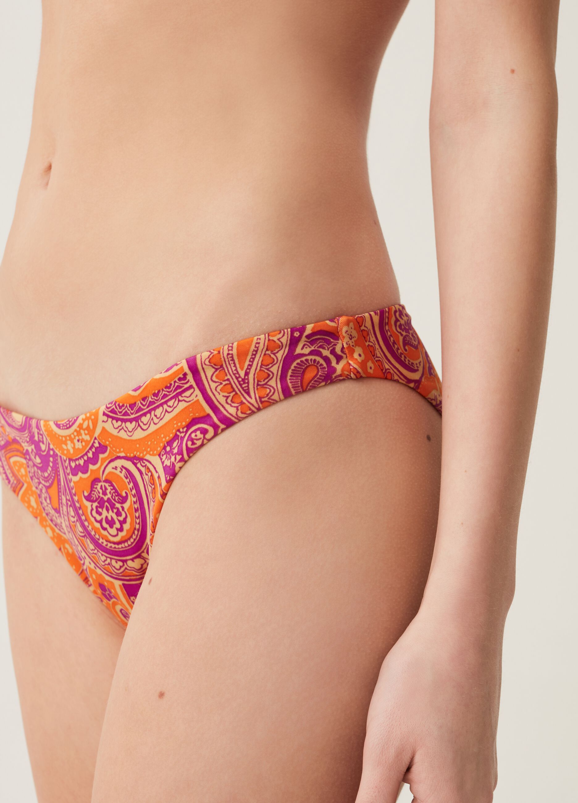 Low-rise bikini briefs with paisley print