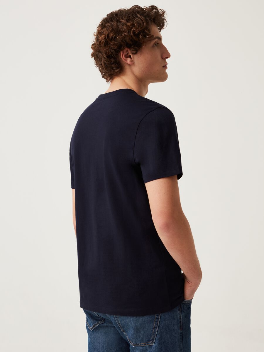 Camiseta de algodón orgánico cuello de pico_2