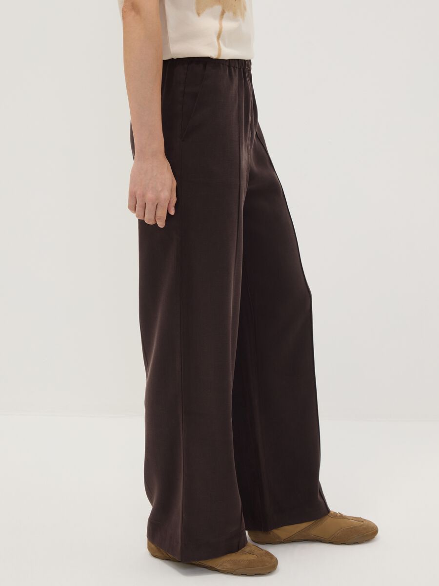 Braune Joggerhose aus Viskosemix mit weitem Bein_3