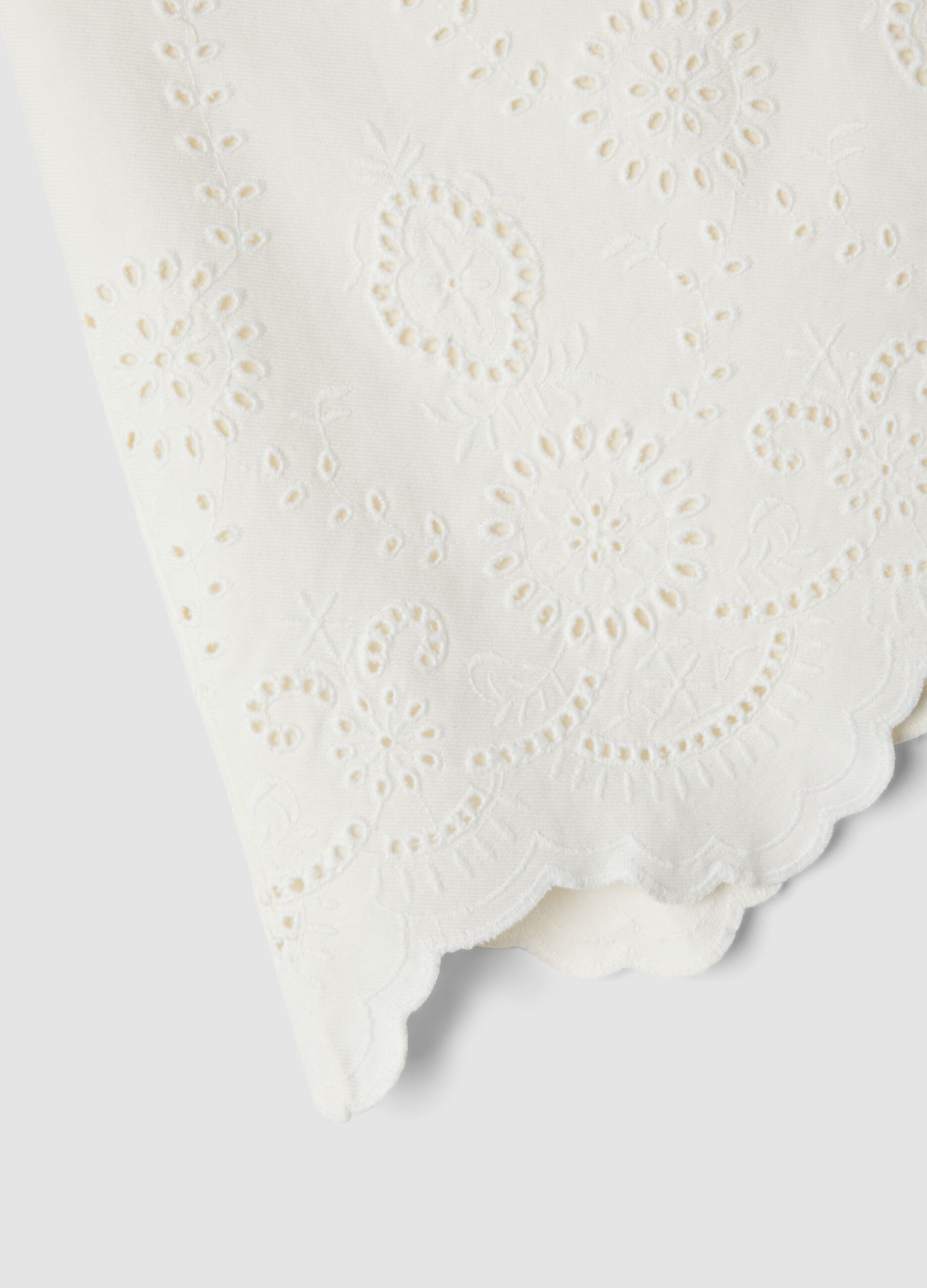 Minifalda blanca de algod&oacute;n org&aacute;nico con bordado ingl&eacute;s
