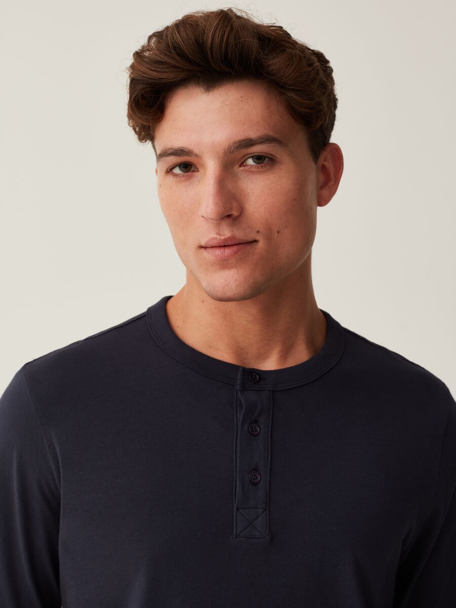 T-shirt with long sleeves and granddad neckline_0
