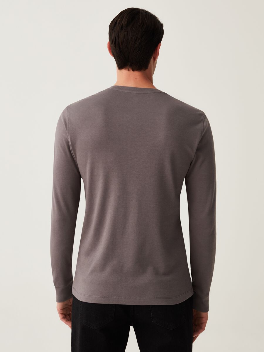 Long-sleeved T-shirt with V neck_2