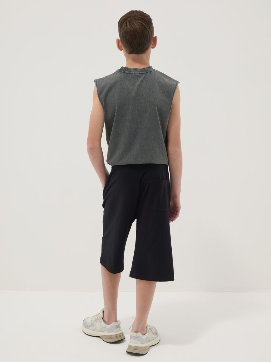 Pantal&oacute;n corto negro de puro algod&oacute;n para ni&ntilde;o, corte comfort_1