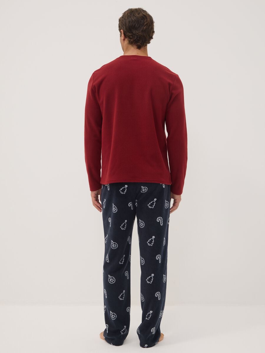 Long red pyjama set with crew neck top and patterned trousers_2