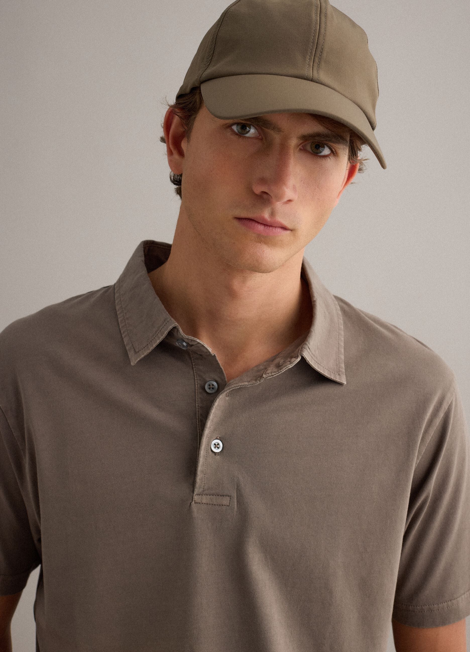 Brown short-sleeve polo in pure cotton, regular fit