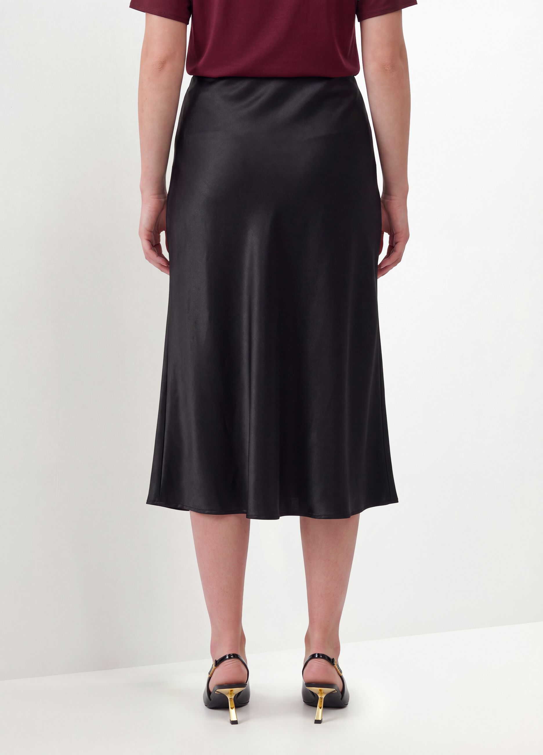 Schwarzer Satin-Midirock aus Stretchmaterial